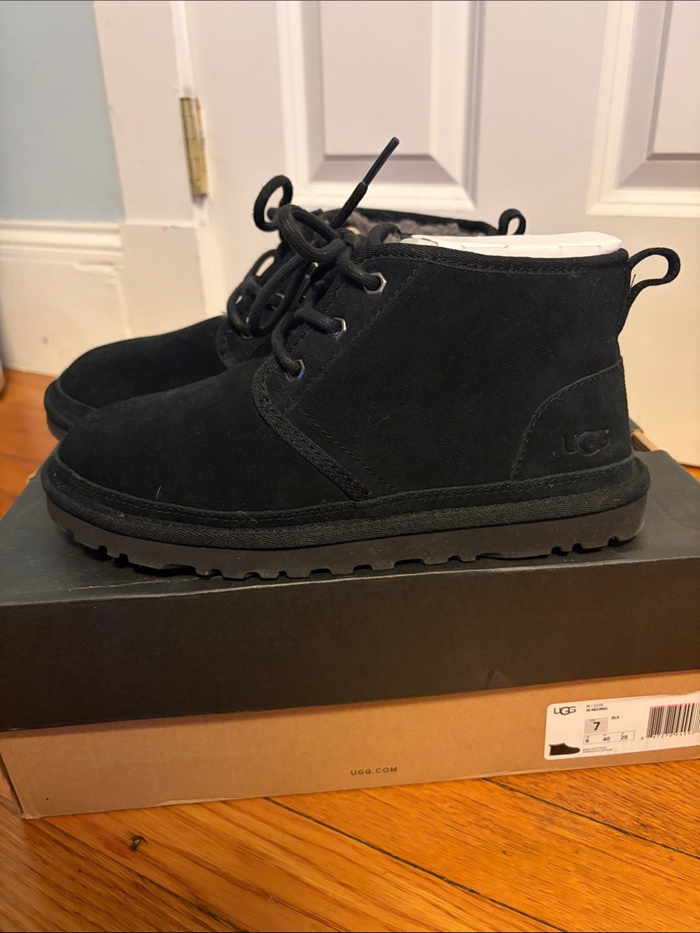 UGG Men’s Black Lace-Up Chukka Boots